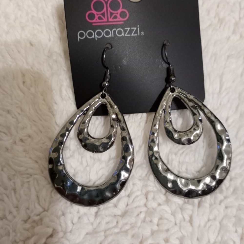 Museum Muse black earrings NWT